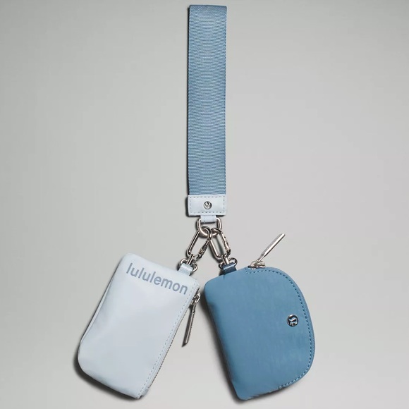 NEW LULULEMON DUAL POUCH WRISTLET BLUE - Picture 1 of 15